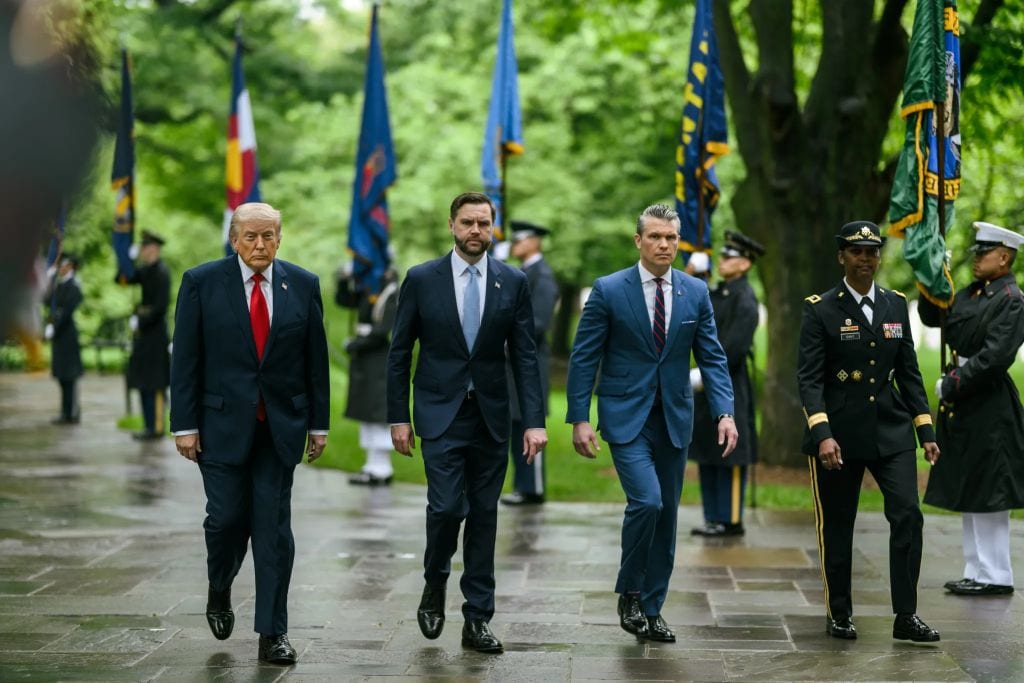 Enquanto Trump ameaça novo ataque, vice dos EUA envia carta para negociar paz com Irã