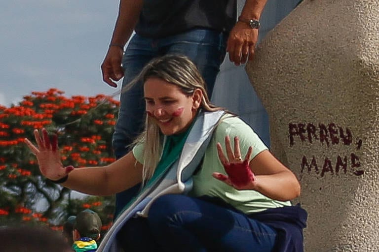 Familiares e candidatos dos presos do 8 de janeiro protestam em frente ao STF