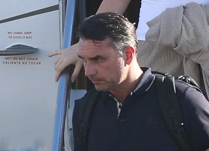 Ouvintes aprovam saída de Flávio Bolsonaro do Brasil