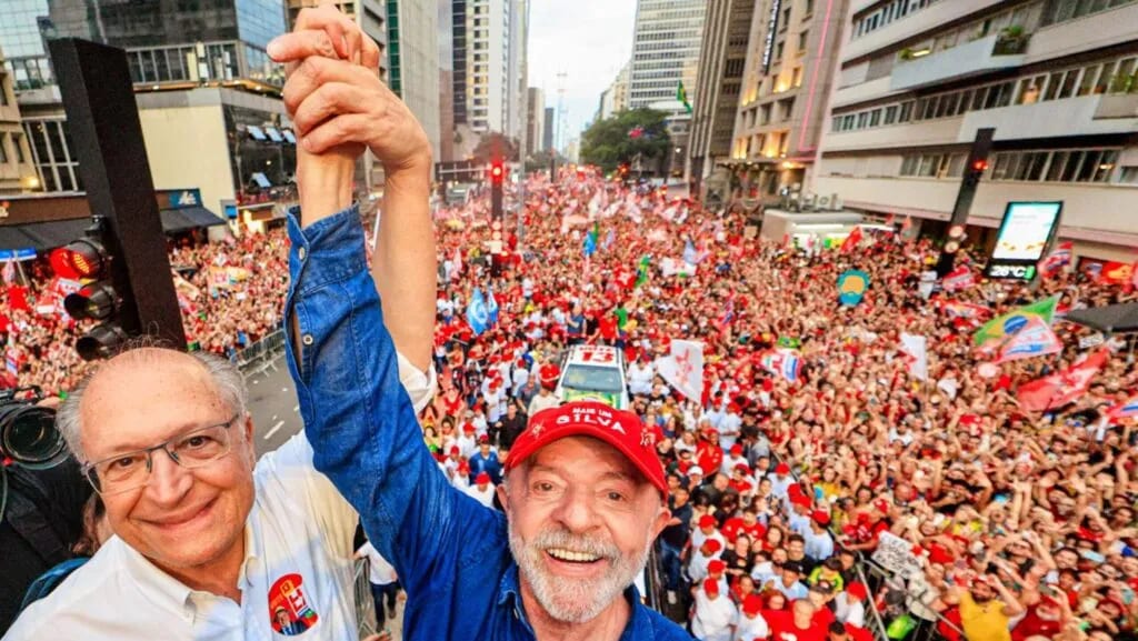 Lula encerra campanha na Paulista com multidão e apelo à democracia