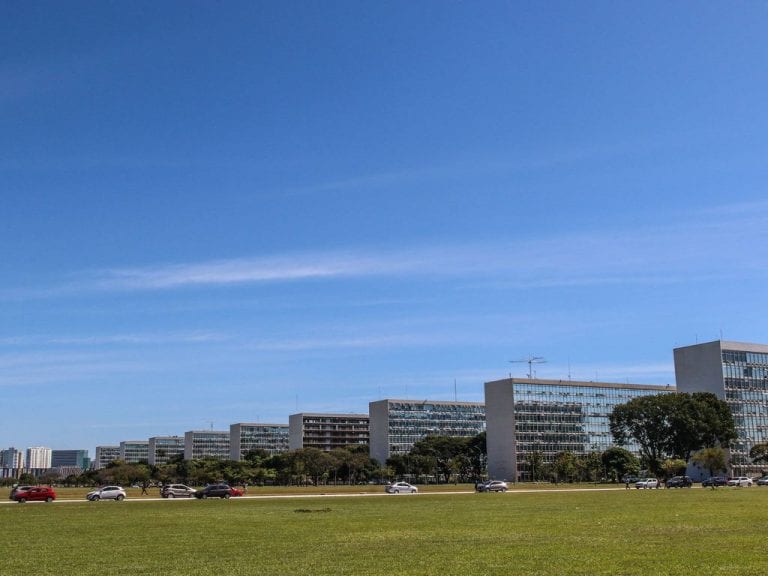 Orçamento de 2027 prevê salário mínimo de R$ 1.741 e corte de gastos com pessoal
