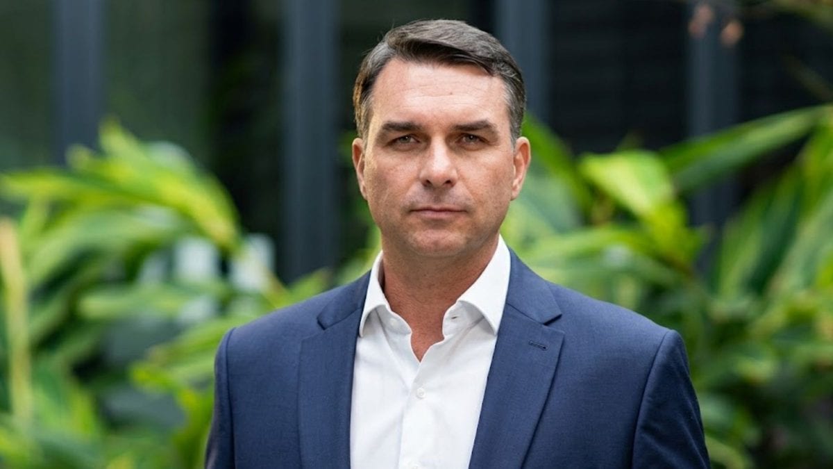 Programa de Flávio Bolsonaro fica sem som na TV; veja o que se sabe sobre a falha