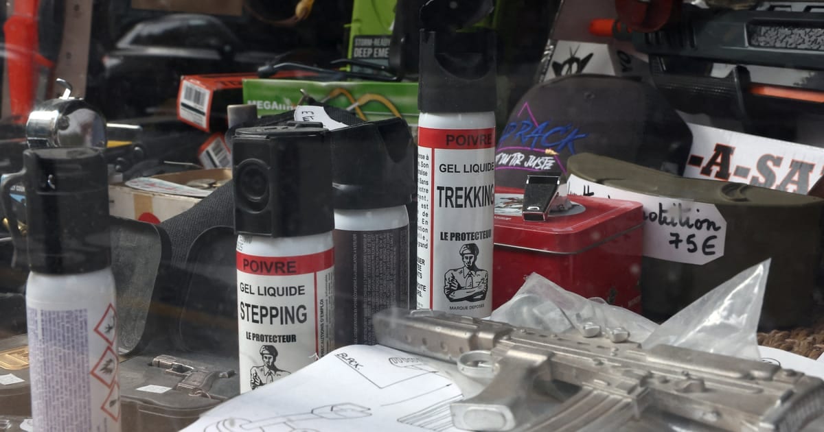 Alguns parisienses compram spray de pimenta e gás lacrimogêneo, alegando legítima defesa antes de protestos
