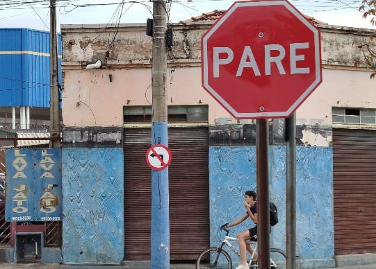 Araçatuba instala 250 placas de sinalização por mês; número de acidentes cai