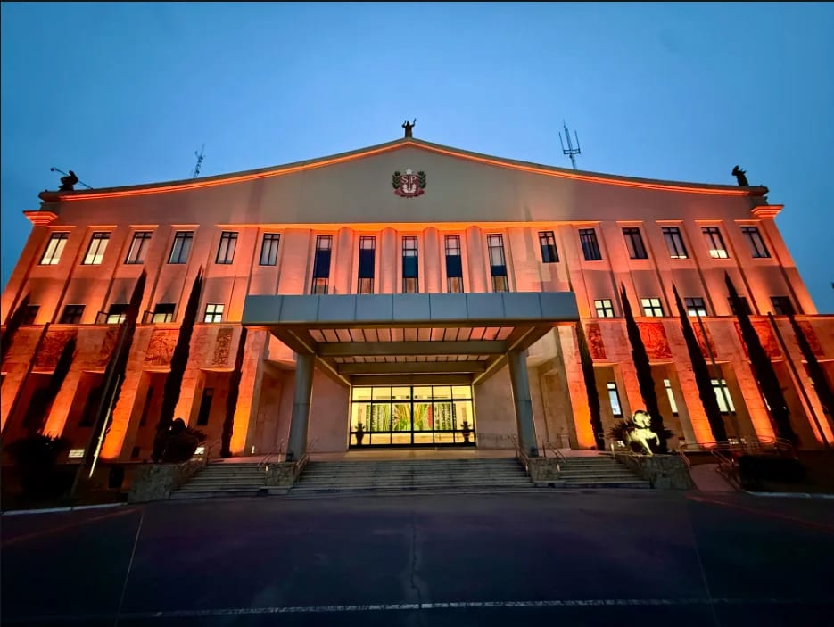 Palácio dos Bandeirantes ganha iluminação laranja para conscientizar sobre a Esclerose Múltipla