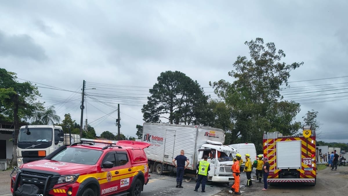 Motoristas ficam presos às ferragens após colisão entre van e caminhão na BR-470