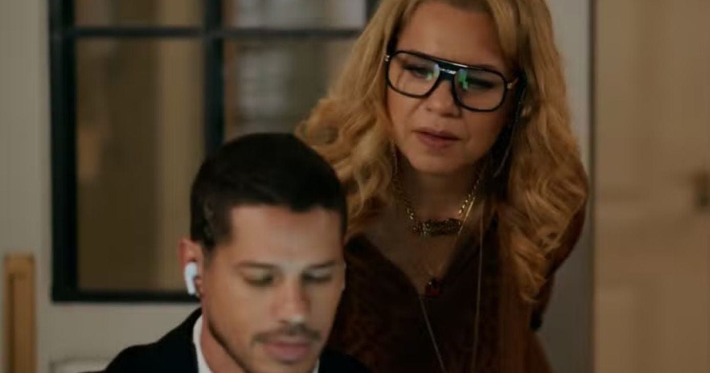 Quem Ama Cuida: Pilar flagra conversa de Iuri e Adriana no celular