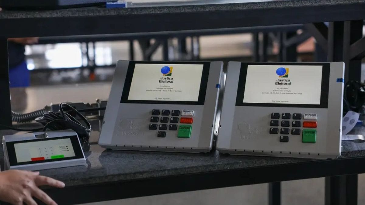 Mais de 918 mil brasileiros podem votar no exterior, e boletins de urna mostram vantagem de Flávio Bolsonaro nos dados d