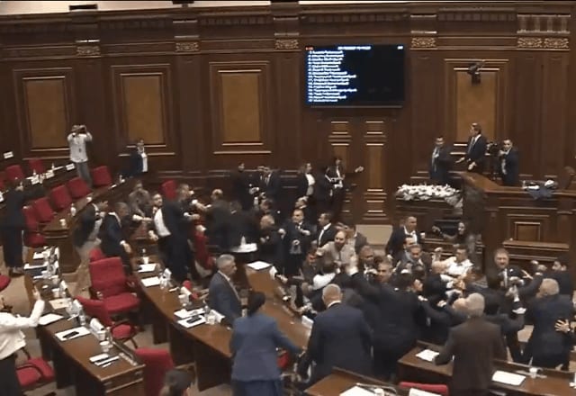 Armênia: Parlamento tem briga com socos, chutes e cadeirada