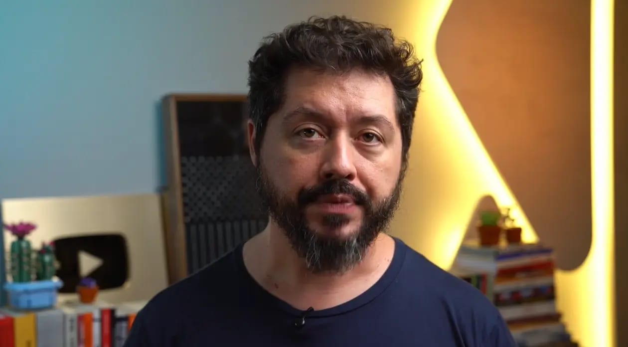 VÍDEO – “Negacionismo de pai para filho”, diz Átila Iamarino sobre Flávio e Jair Bolsonaro