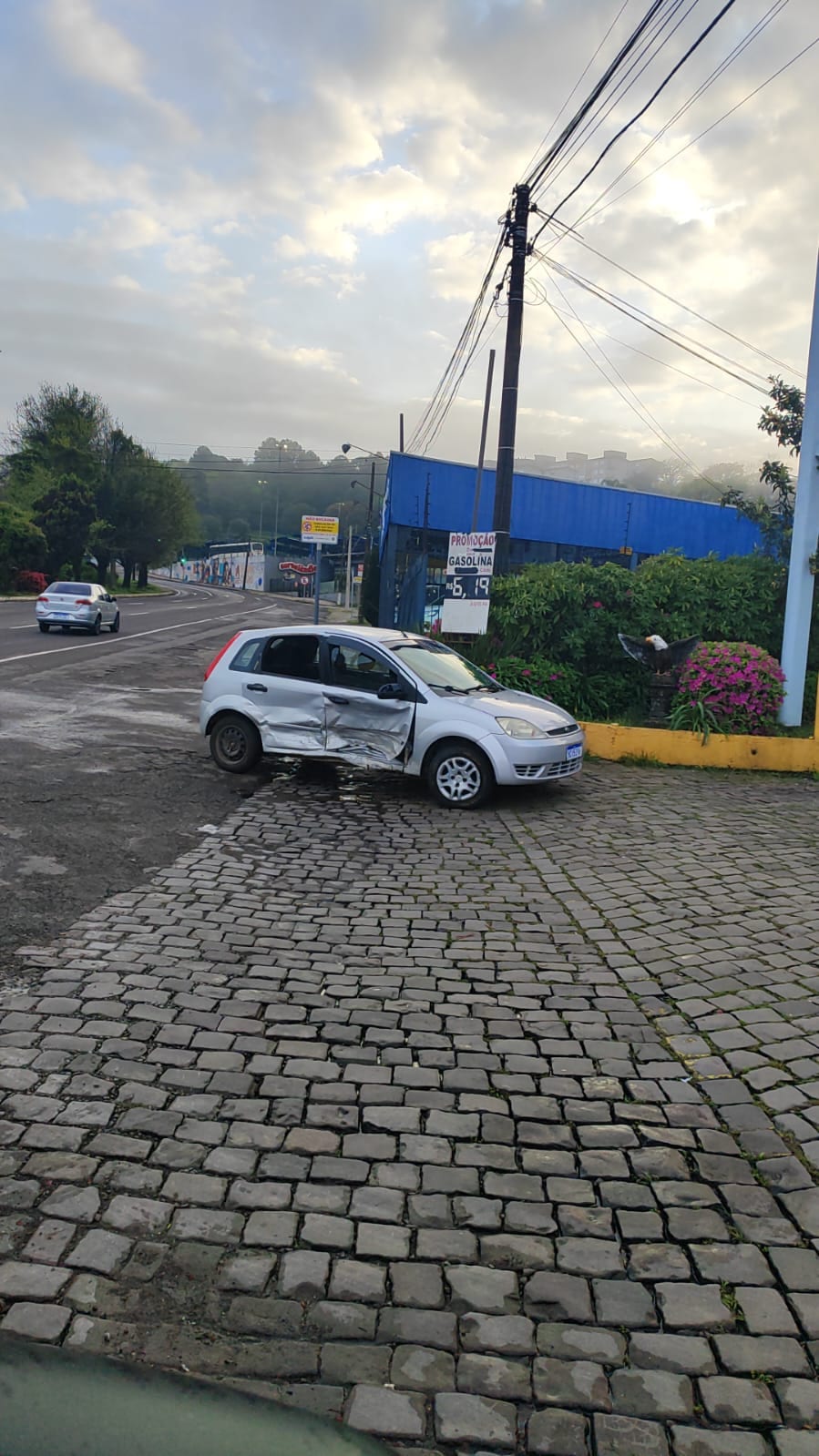 Colisão entre carros deixa trânsito parcialmente bloqueado na BR-116, em Caxias