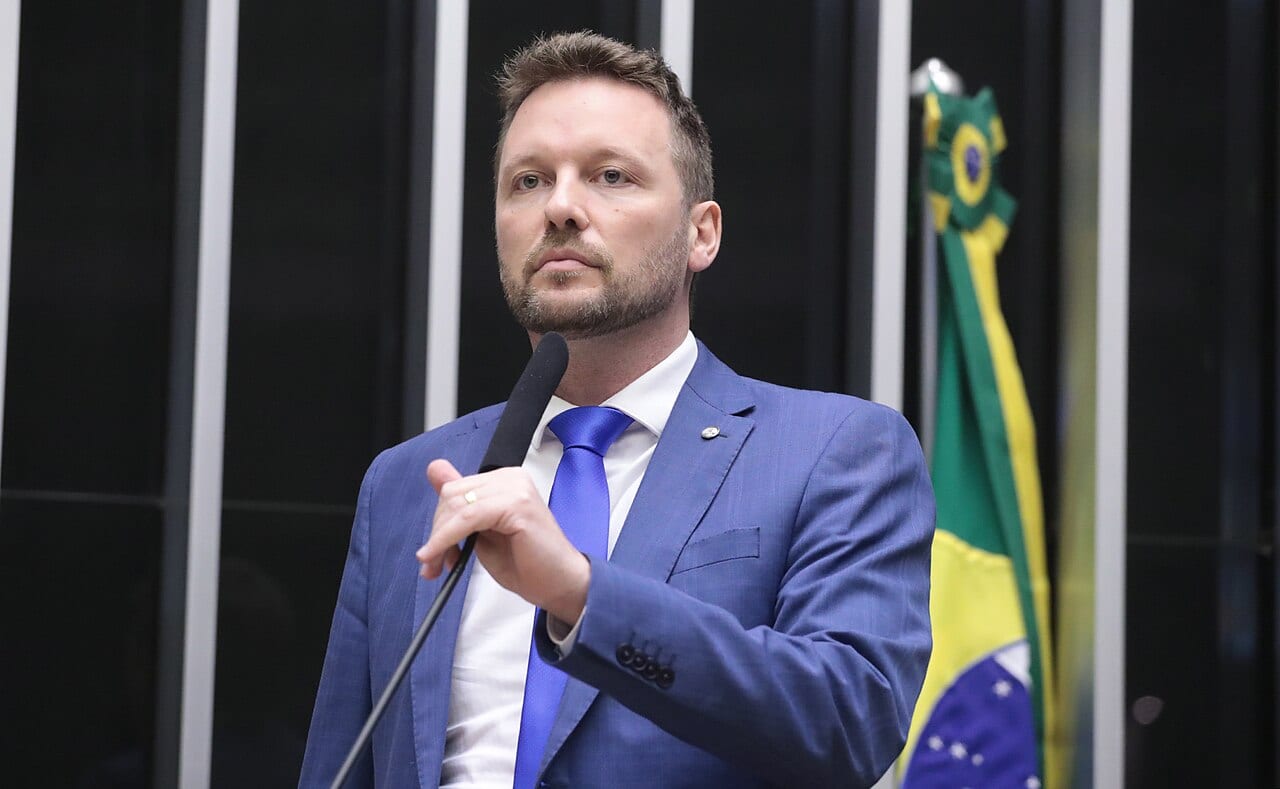 Aliado diz que Flávio Bolsonaro saiu do Brasil em ‘busca de exílio’ nos EUA