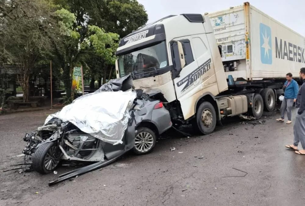 Jovem morre em colisão frontal entre carro e carreta na BR-282 no oeste catarinense