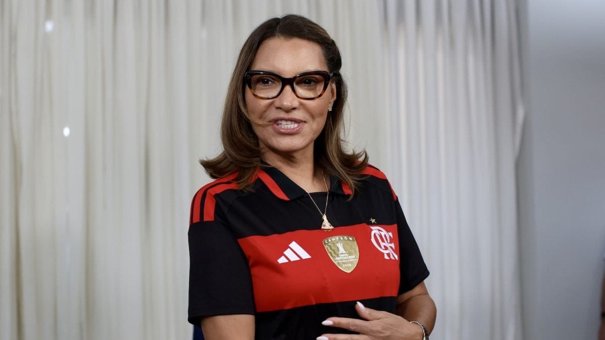 Lula brinca com Janja por camisa do Flamengo durante sanção de lei do futebol feminino