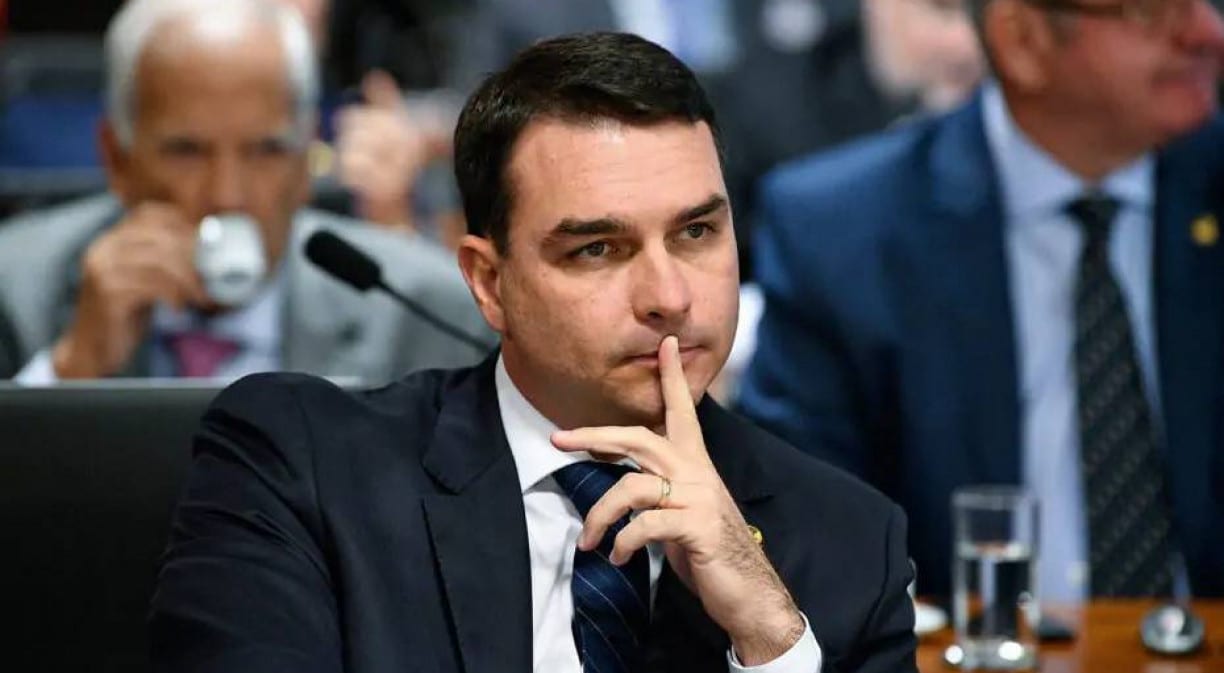 Após Lula confirma presença, Flávio Bolsonaro volta atrás e diz que participará de debate promovido pela Band