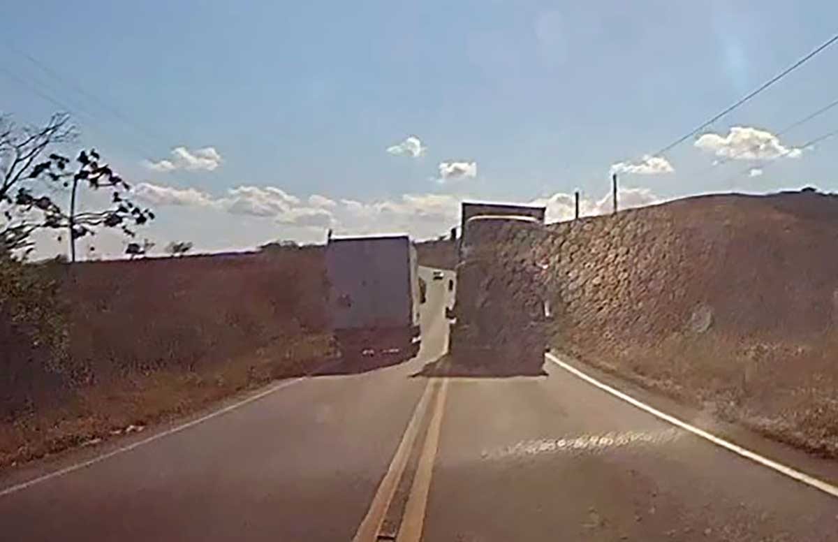 Caminhão faz ultrapassagem proibida e quase provoca acidente na SE-170 entre São Domingos e Lagarto