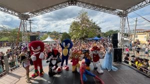 Festa do Dia das Crianças reúne famílias e garante diversão em Elias Fausto
