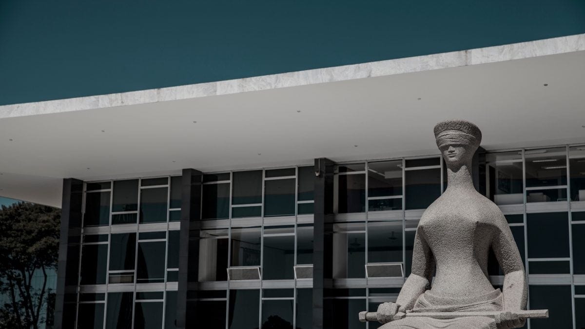Desconfiança no STF chega a 56% e sobe 10 pontos em setembro