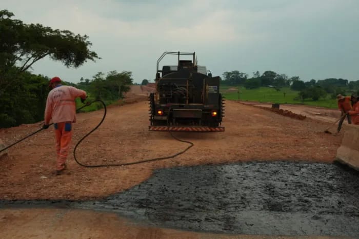 Obra na RO-473 avança para imprimação em trecho de 1.100 metros