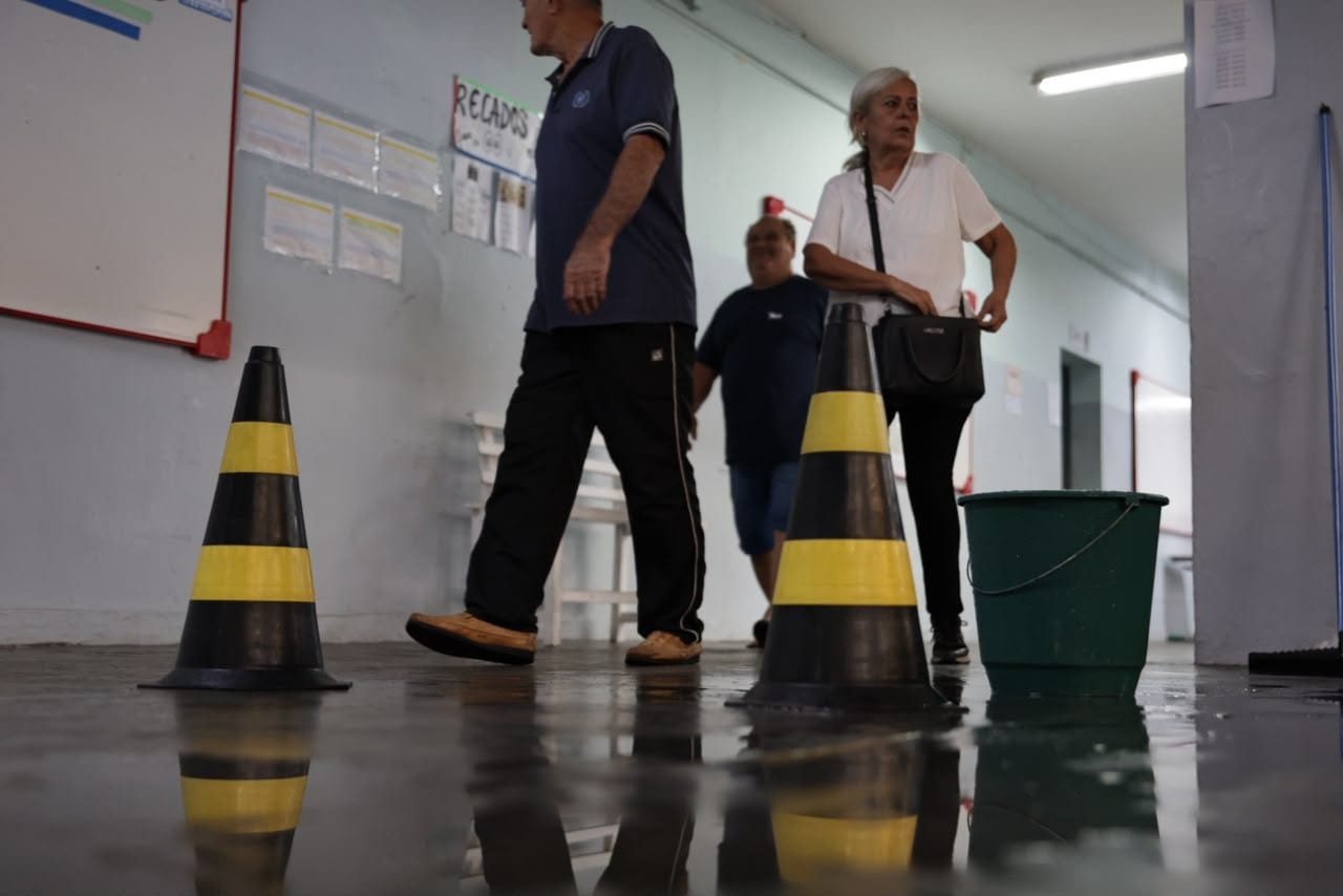 Eleições 2026: goteiras atrapalham eleitores, chuva molha urna, terminal tem erro e motiva troca de equipamento no inter