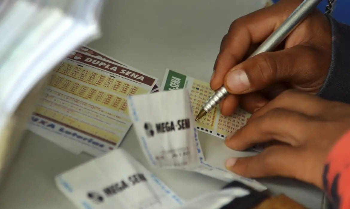 Por causa da eleição, sorteios de domingo passam para sábado: Mega-Sena acumulada paga R$ 230 milhões, e apostas vão até