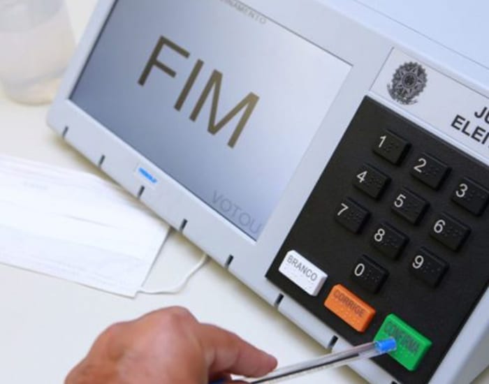 Eleitores danificam urnas durante votação