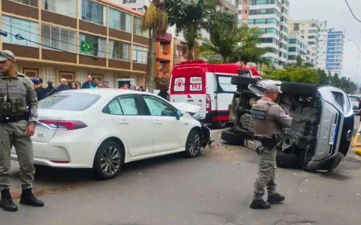 Acidente entre dois veículos termina com carro capotado em Capão da Canoa