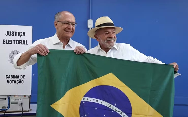 Lula: “Brasil não vai para frente com venda de arma e miliciano”, diz após votar