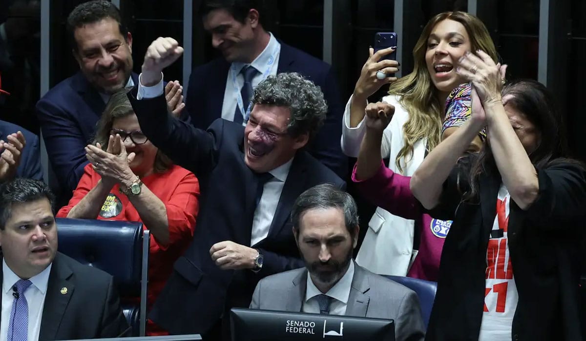Com voto favorável de Flávio Bolsonaro, fim da escala 6×1 é aprovado; saiba o que muda