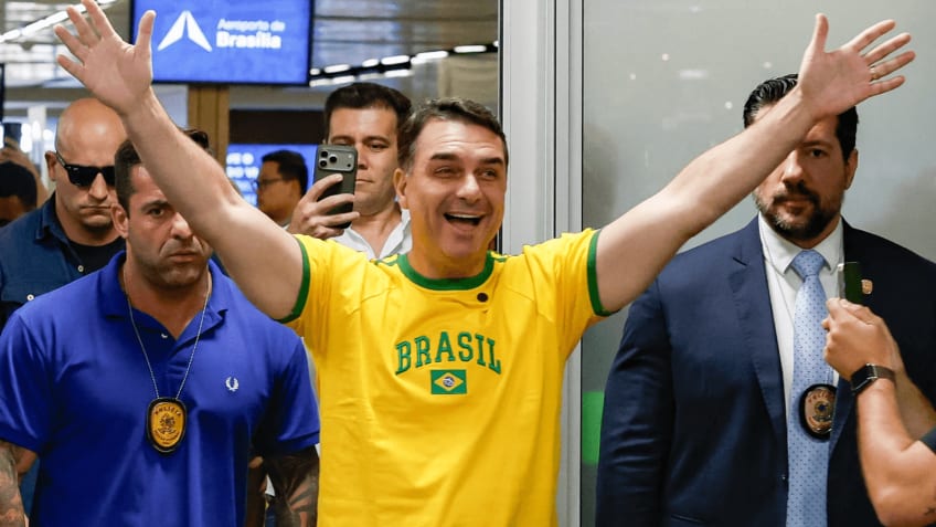 PL publicou vídeo com Flávio Bolsonaro dublando 'Baile do VJ' em 14.ago.2026