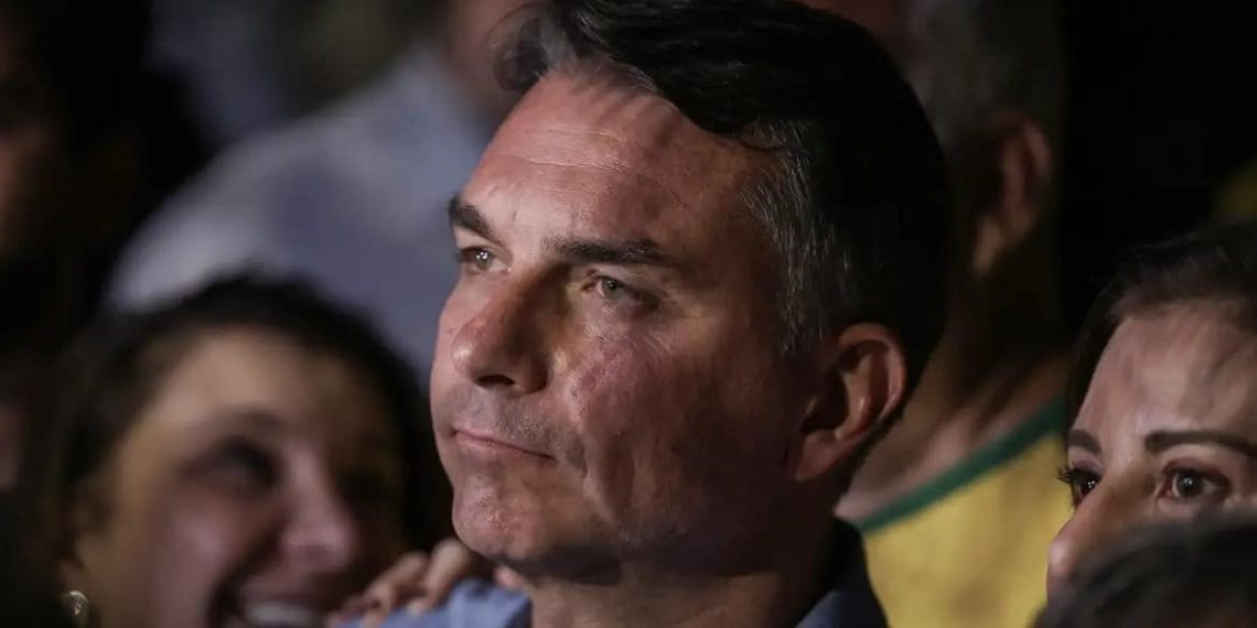 Flávio Bolsonaro desiste de pedir anulação das eleições depois de ser convencido por aliados