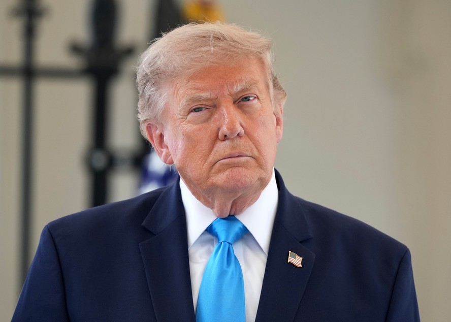 Trump fala em terceiro mandato e gera polêmica com cartaz AI