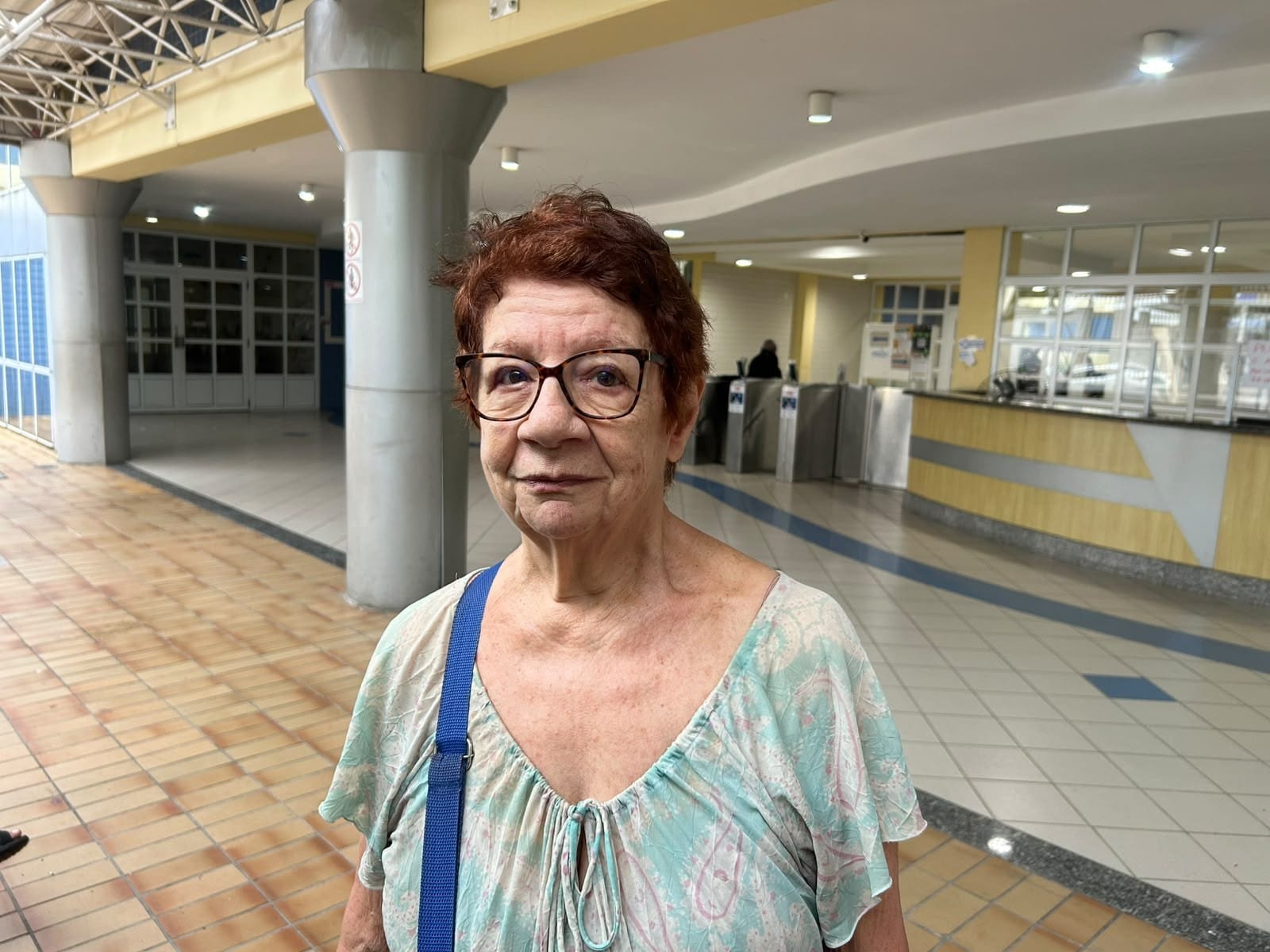 Aos 80 anos, eleitora chega cedo para votar e critica clima político: 'Pouco raciocínio e muita paixão'