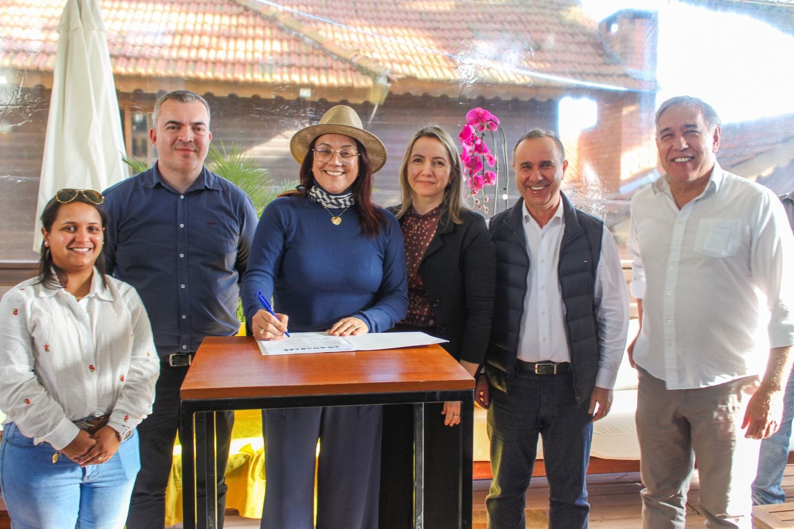 Prefeita de Três Cachoeiras assina ordem de serviço para pavimentação entre Lajeadinho e Rio do Terra