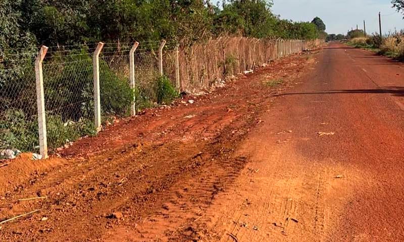Cândido Mota fecha valas de descarte perto da linha férrea e do Aterro Municipal