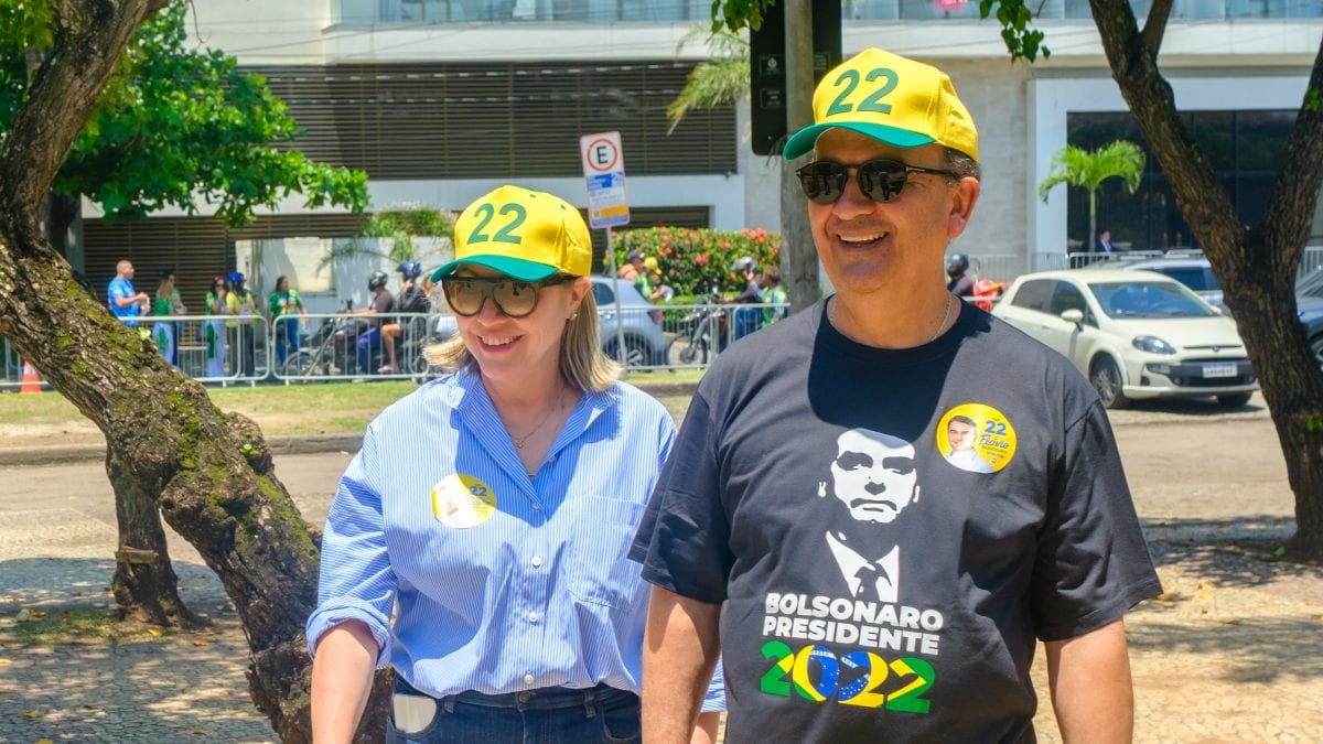 Jorginho Mello fica no Rio a convite de Flávio e participa de último ato de campanha