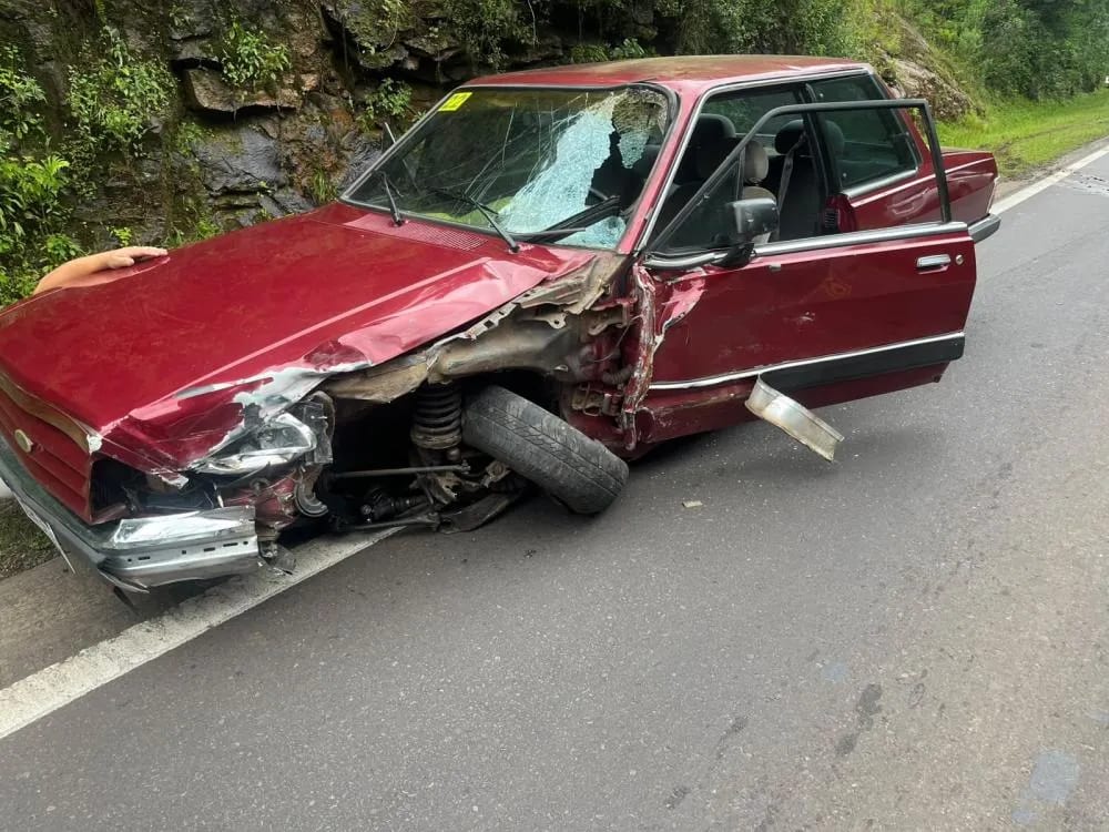 Colisão entre carro e motocicleta deixa duas pessoas feridas na ERS-446