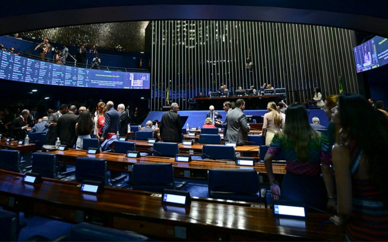 Senado aprova fim da escala 6×1 e reduz jornada semanal de trabalho; veja o placar