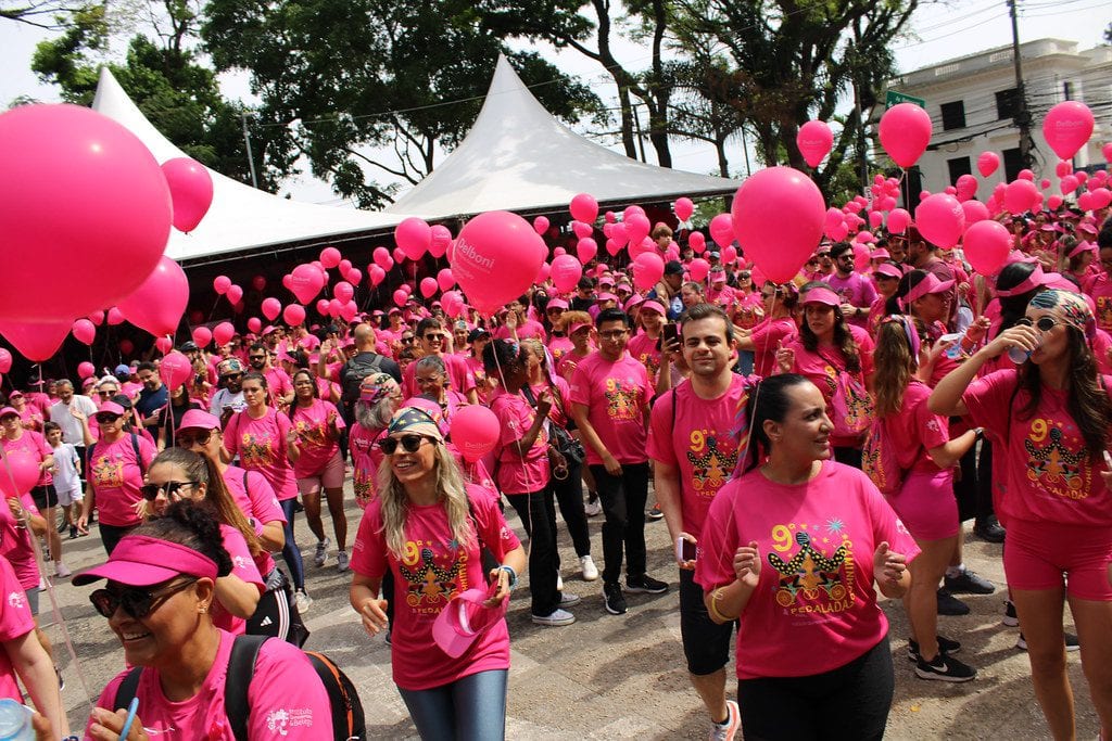 Av. Paulista recebe 10ª Pedalada e Caminhada Rosa do IQ&B, pela prevenção e combate ao câncer de mama