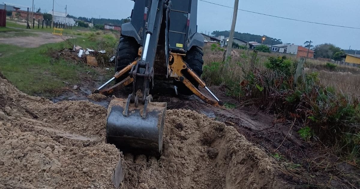 Obras limpa valos em Balneário Arroio do Silva para melhorar drenagem