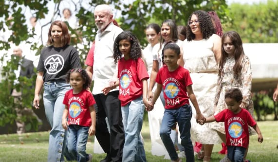Em missa no Palácio do Alvorada, Lula repudia ofensas religiosas