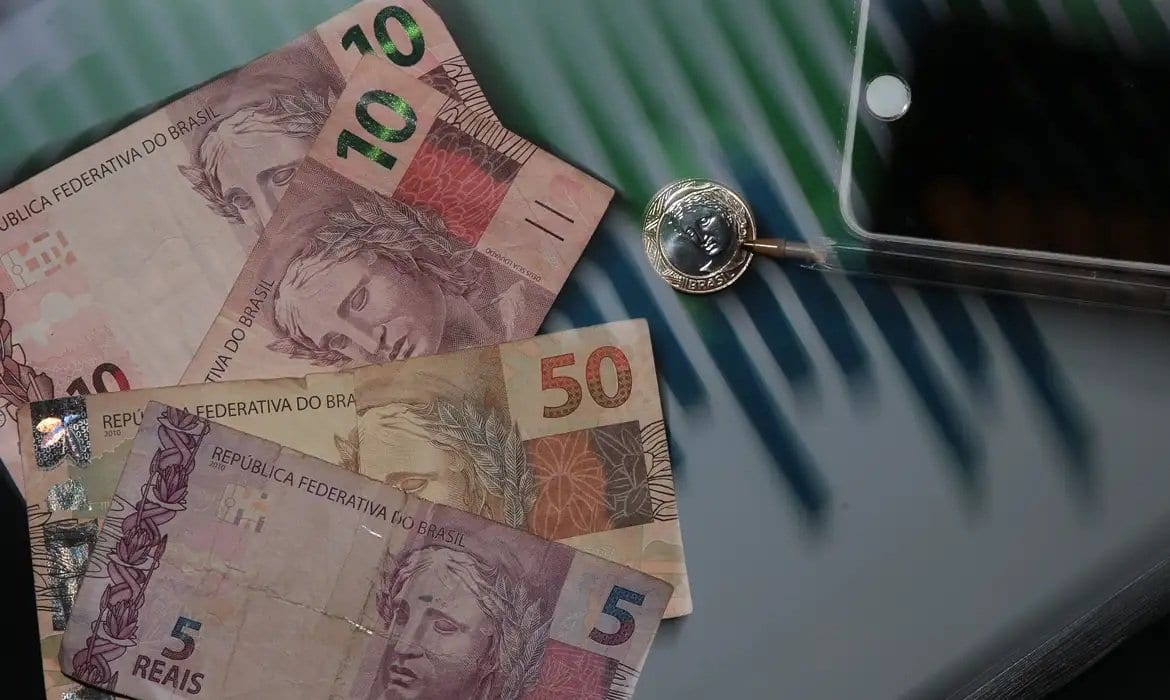 Selic a 14% e 81,7 milhões de inadimplentes travam crédito em 2026