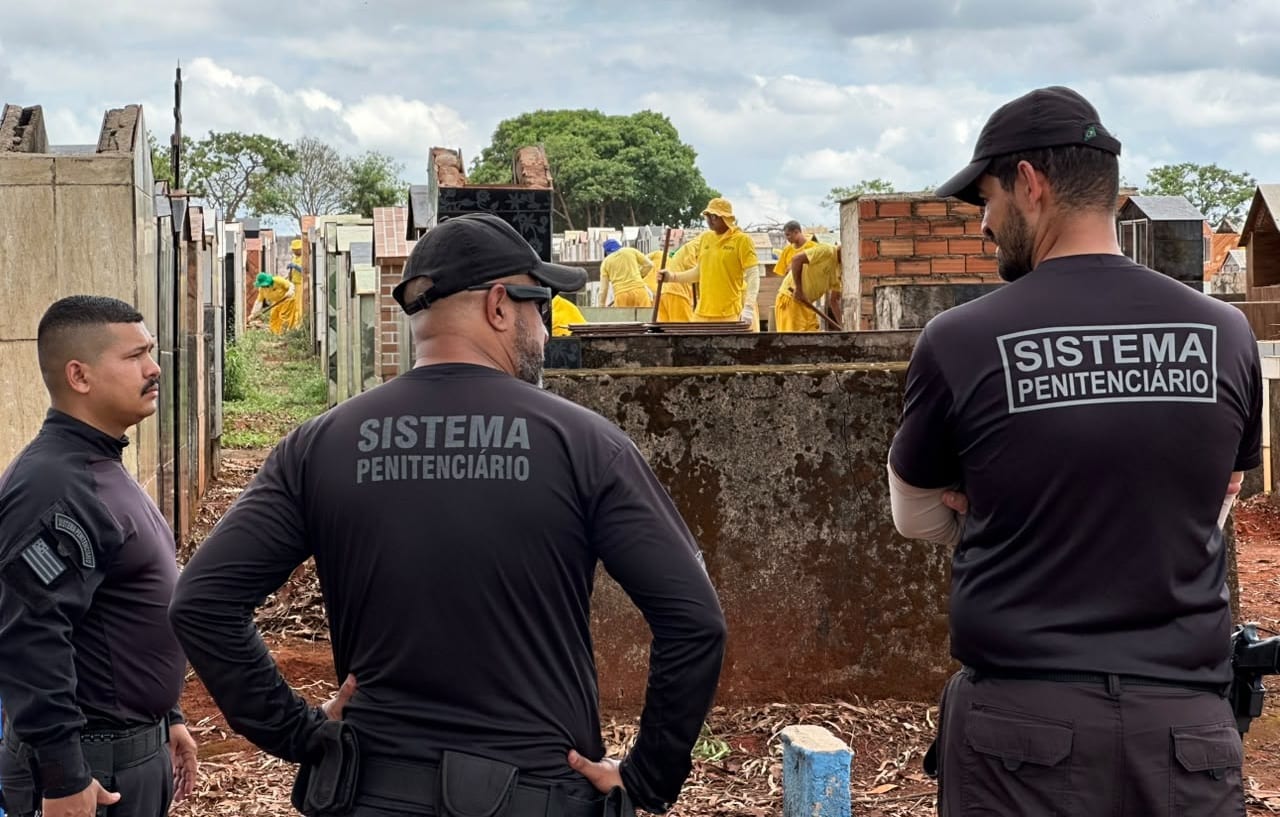 Aparecida usa 80 reeducandos para limpar Cemitério Jardim da Esperança