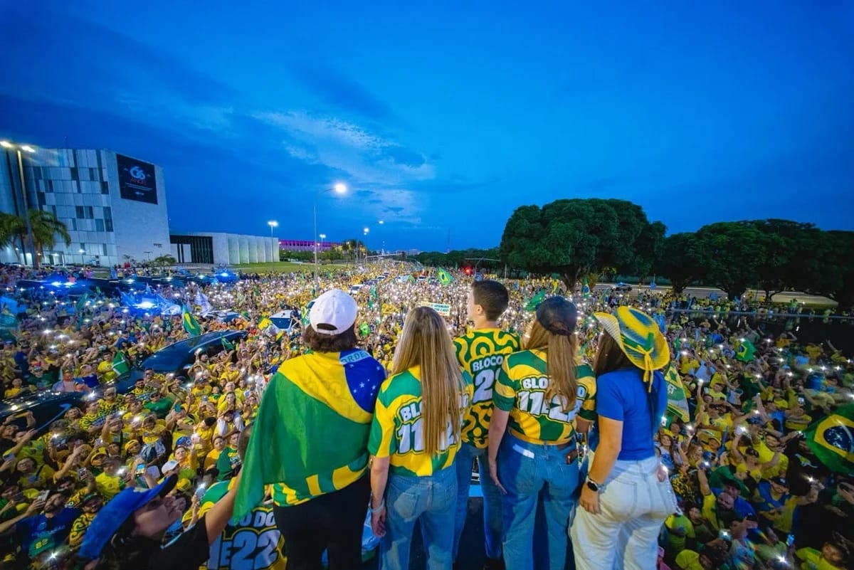Apoiadores de Flávio Bolsonaro e Celina Leão cantam Hino Nacional em ato no DF