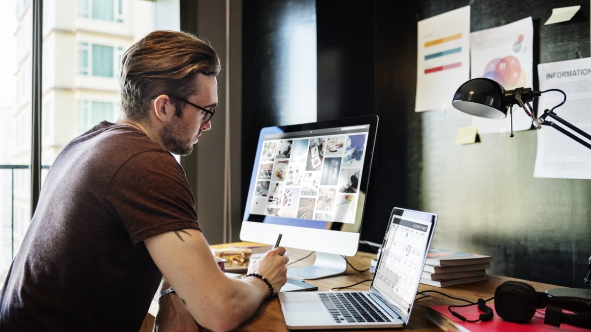 Funcionário em home office prova controle de jornada e cobra horas extras; empresa é condenada