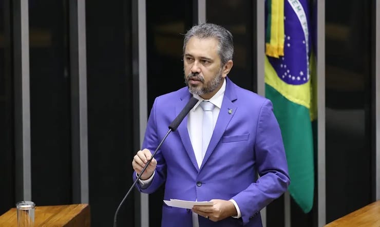Elmano de Freitas (PT) é reeleito governador do Ceará no 1º turno