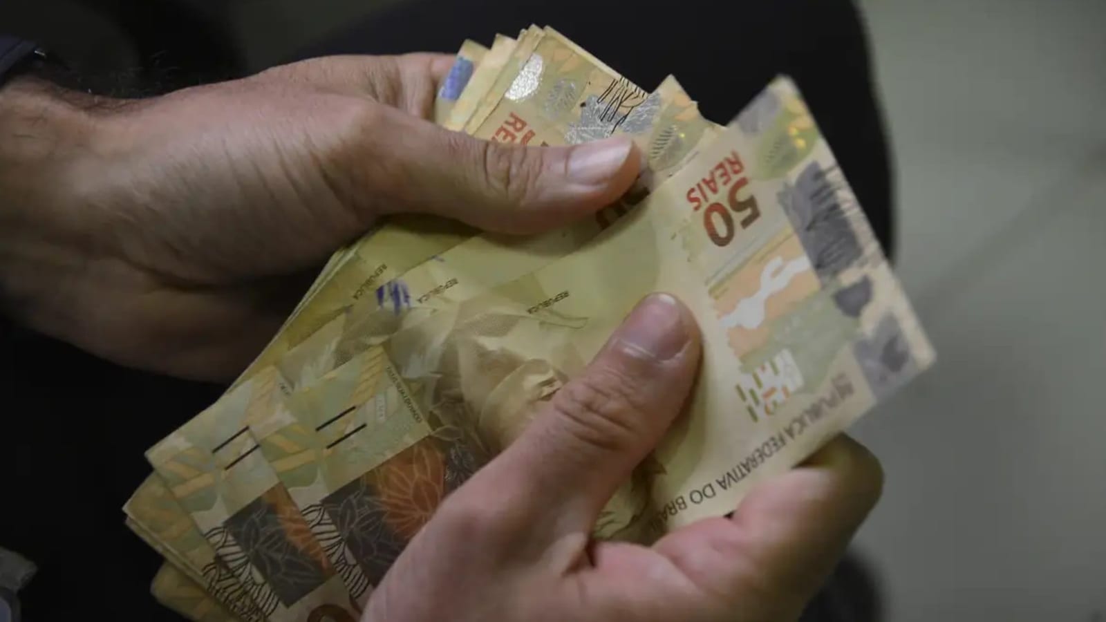 Governo projeta Selic média de 12,53% e juros de R$ 826,2 bi em 2027
