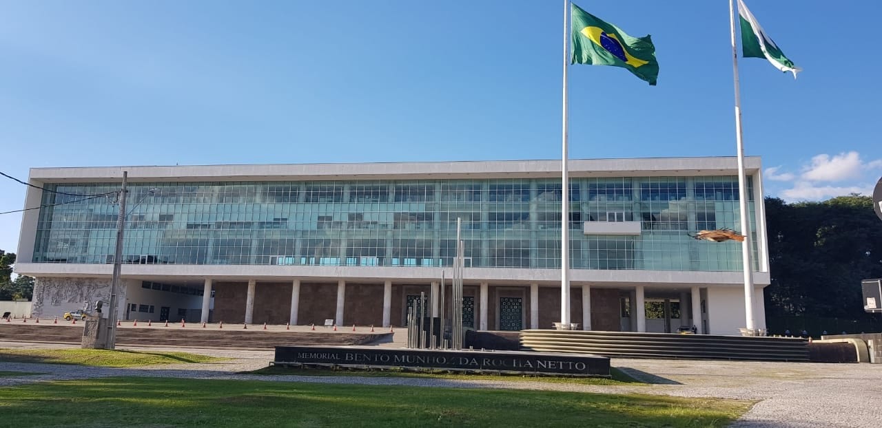 Candidatos ao governo do Paraná fizeram entrevistas e eventos religiosos nesta terça (8)