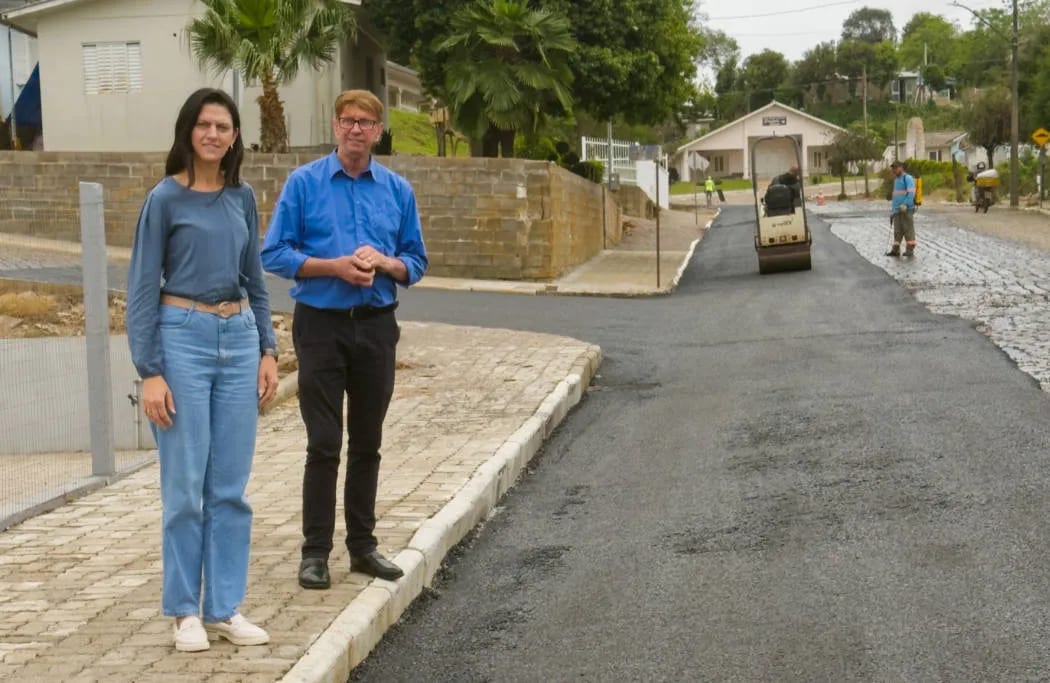 Prossegue a obra de pavimentação asfáltica na Rua Presidente Vargas, em Vanini