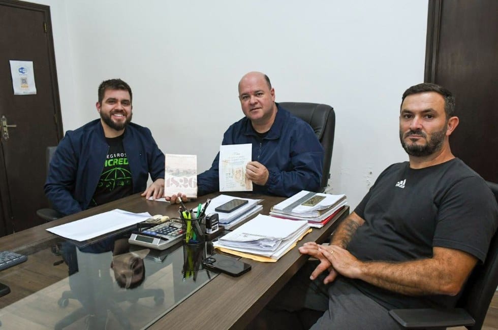 Prefeito de Imbé recebe convite para inauguração de esculturas do Memorial Anneken